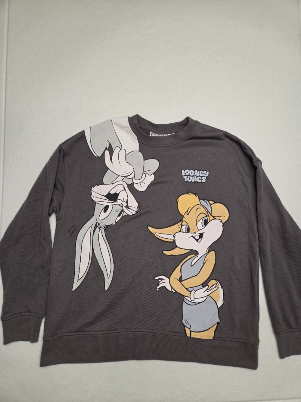 Looney Tunes Women's Lola Bugs Bunny Gray Crewneck Sweatshirt Size M 8/10